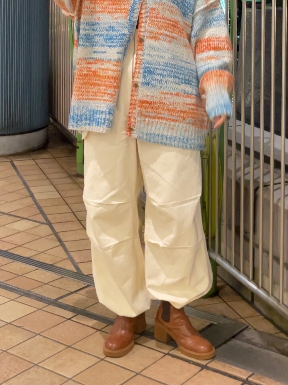 ホワイト系のカーディガン/ボレロ、ホワイト系のカーゴパンツを着用したレディースの秋コーディネートの5枚目の写真