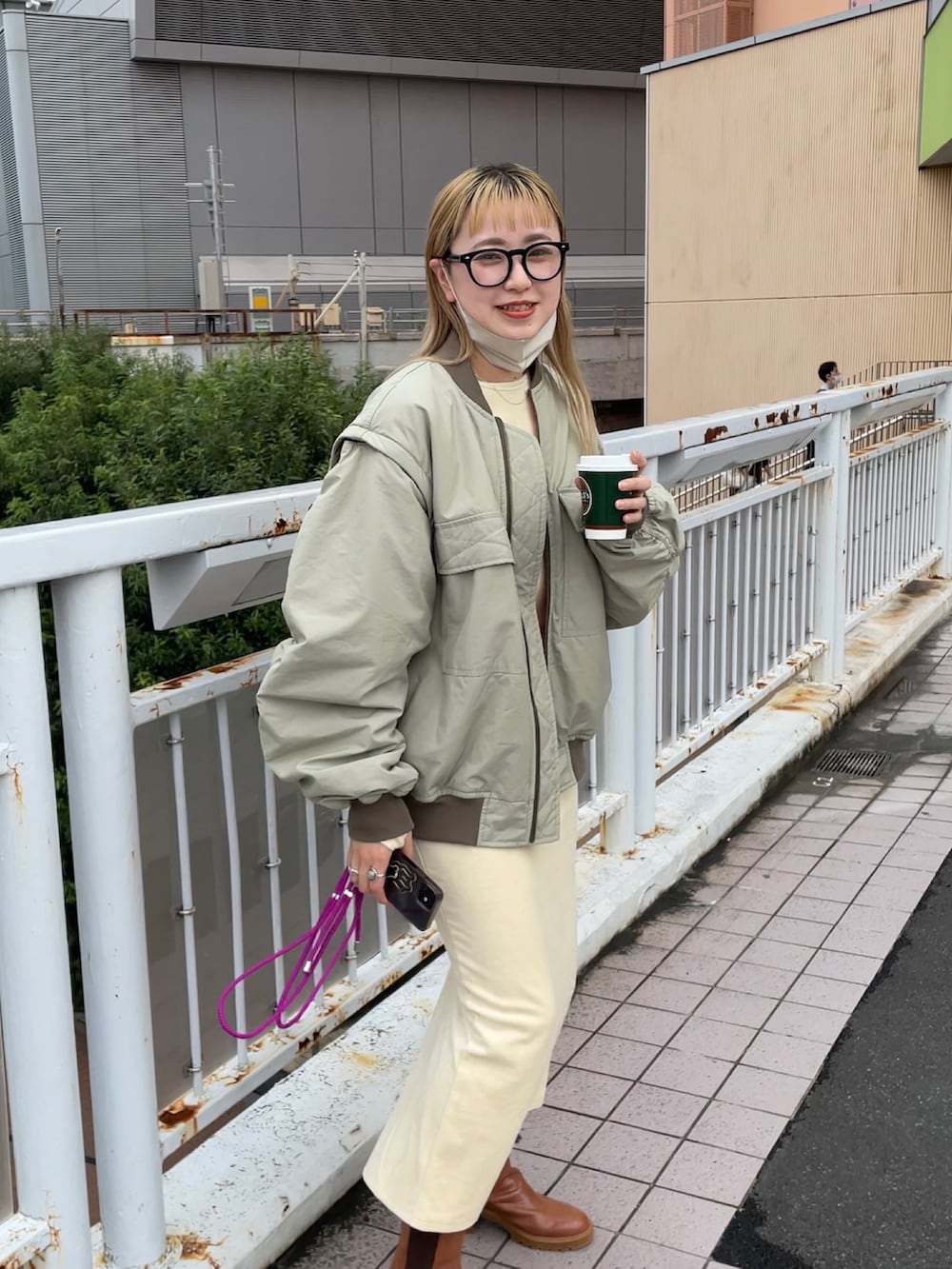 グリーン系のMA-1、ホワイト系のワンピース/ドレス、ブラウン系のシューズを着用したレディースの秋コーディネートの3枚目の写真