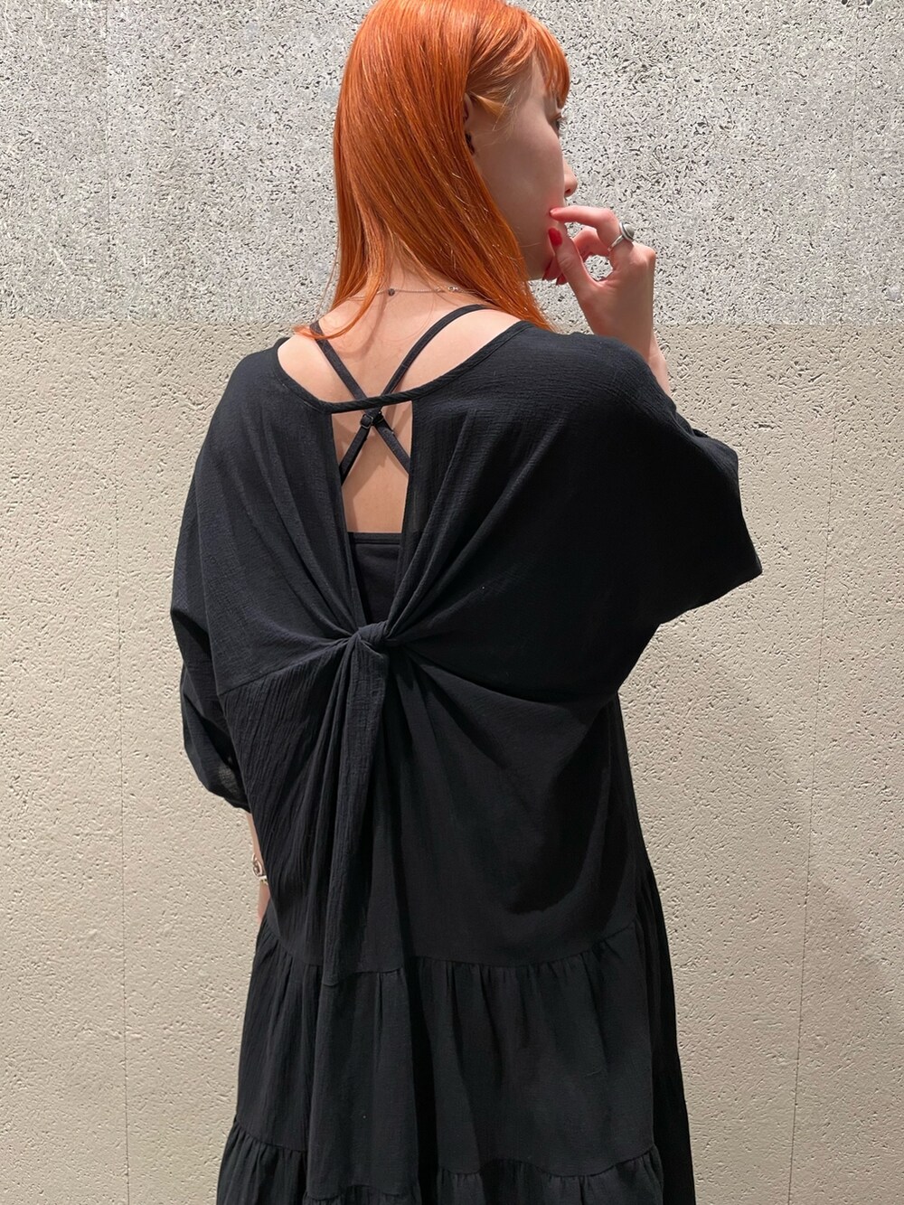 ブラック系のワンピース、ブラウン系のかごバッグ、グリーン系のその他パンツを着用したレディースの春コーディネートの4枚目の写真