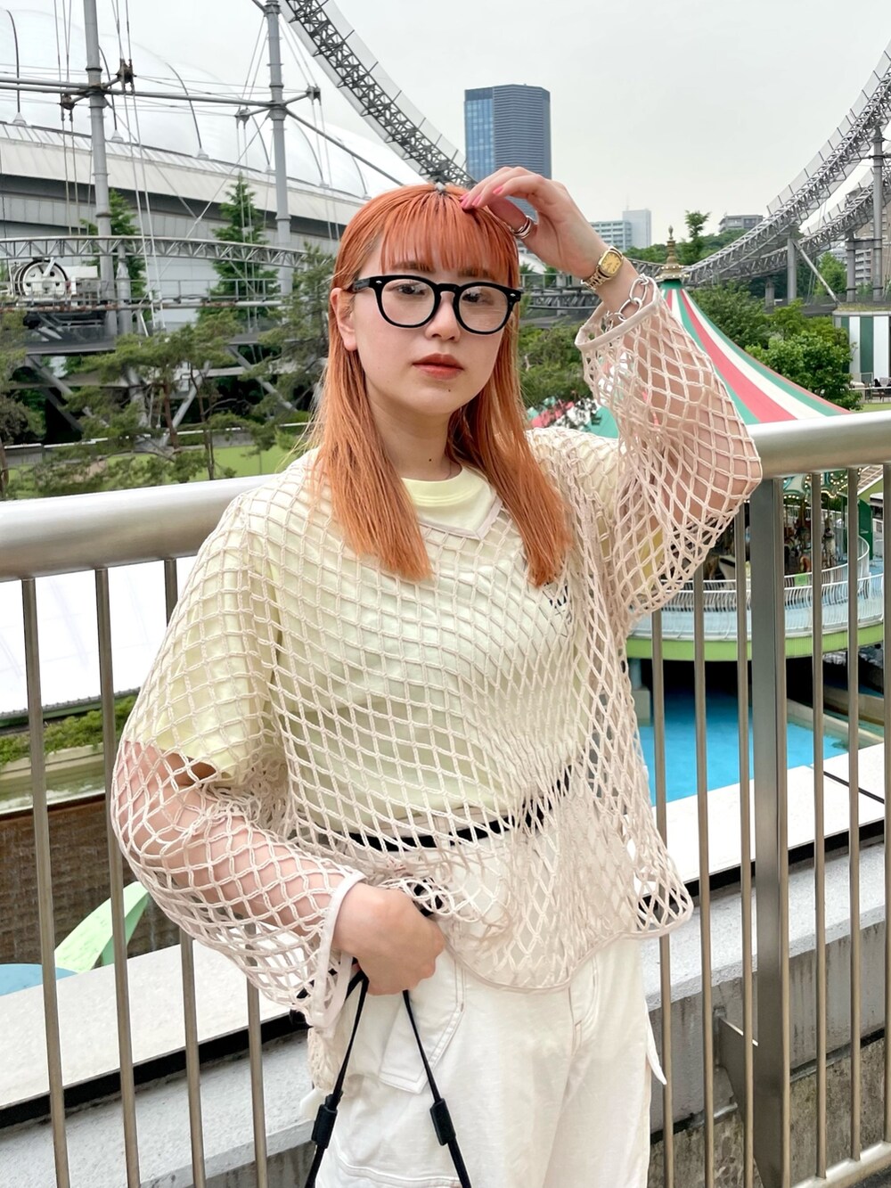 ホワイト系のTシャツ/カットソー、イエロー系のTシャツ/カットソー、ホワイト系のその他パンツを着用したレディースの夏コーディネートの2枚目の写真