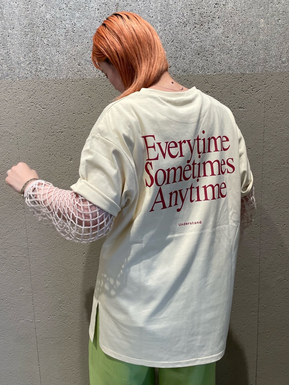 ホワイト系のTシャツ/カットソー、ホワイト系のTシャツ/カットソー、グリーン系のその他パンツを着用したレディースの夏コーディネートの4枚目の写真