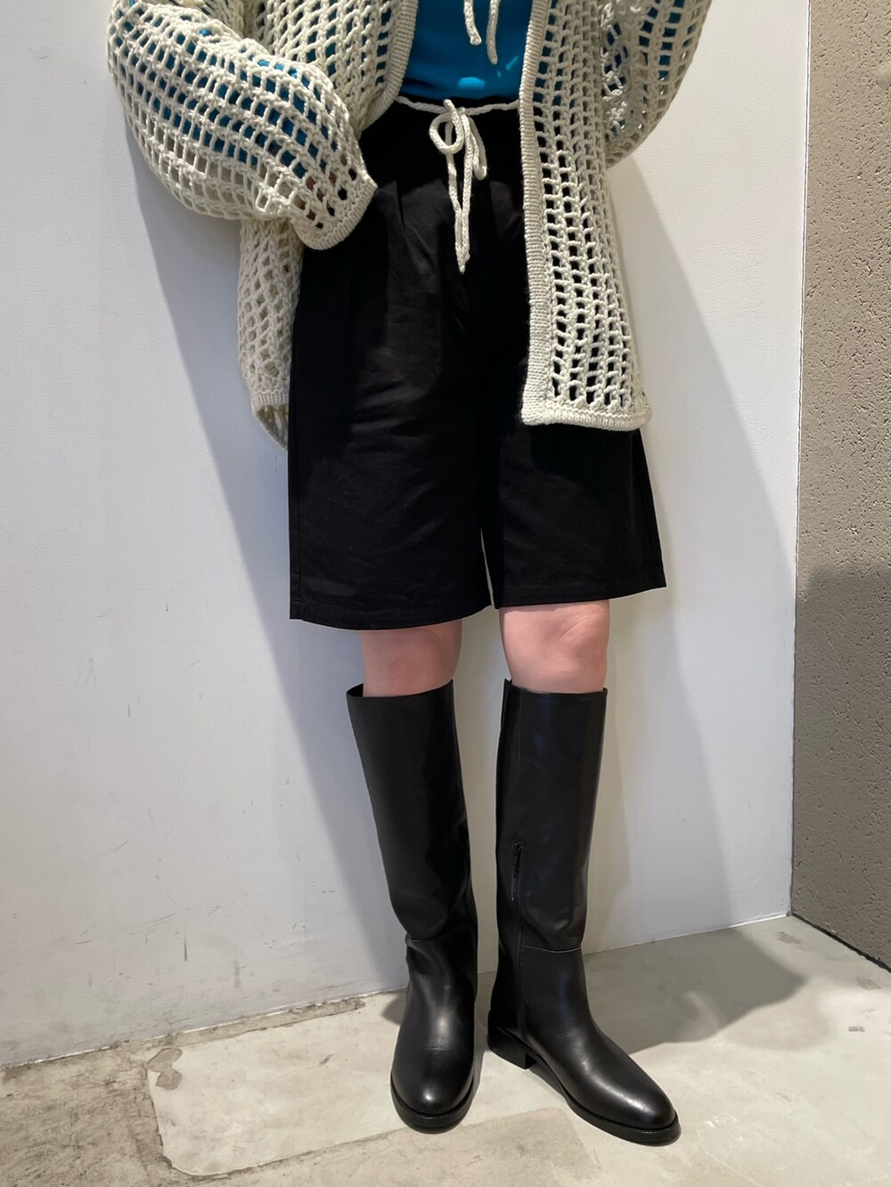 ホワイト系のカーディガン/ボレロ、ブルー系のTシャツ/カットソー、ブラック系のその他パンツを着用したレディースの秋コーディネートの4枚目の写真