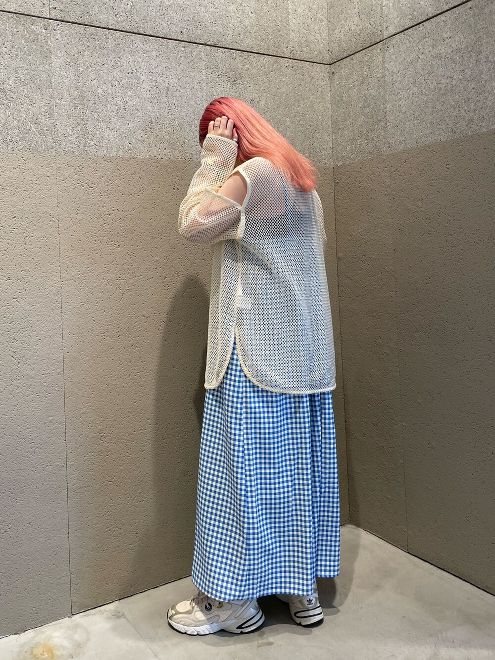 ホワイト系のTシャツ/カットソー、ブルー系のワンピース、ベージュ系のスニーカーを着用したレディースの夏コーディネートの2枚目の写真