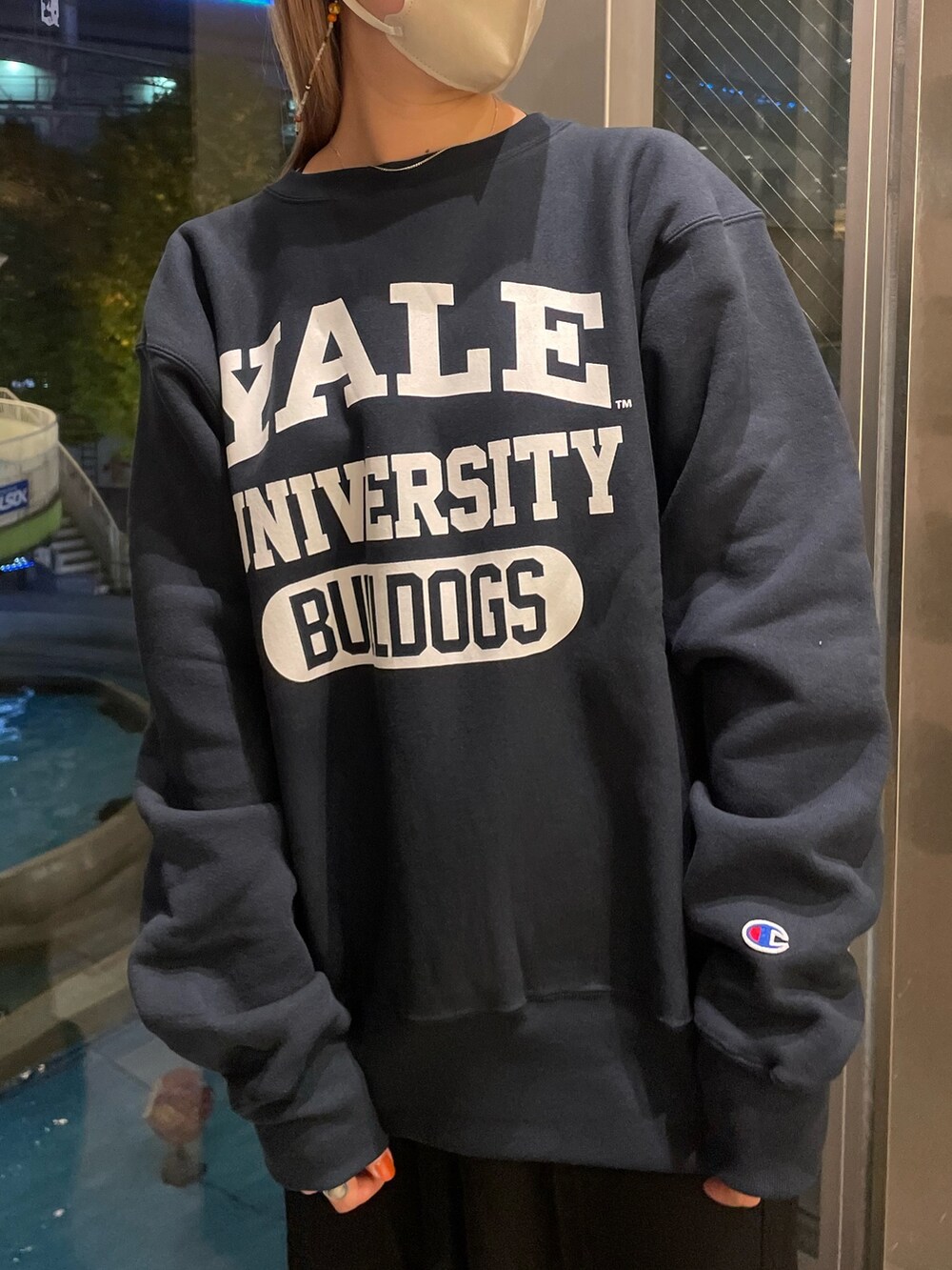 ベージュ系のダウンジャケット/コート、ブラック系のその他パンツ、ブラック系のブーツを着用したレディースの冬コーディネートの6枚目の写真