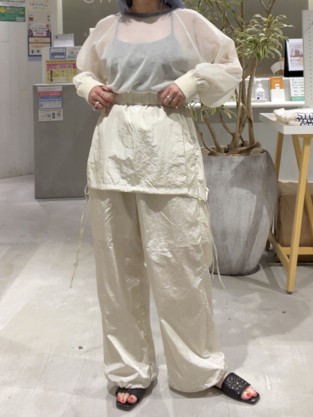 ホワイト系のニット/セーター、ホワイト系のサロペット/オーバーオール、シルバー系のバッグを着用したレディースの春コーディネートの4枚目の写真