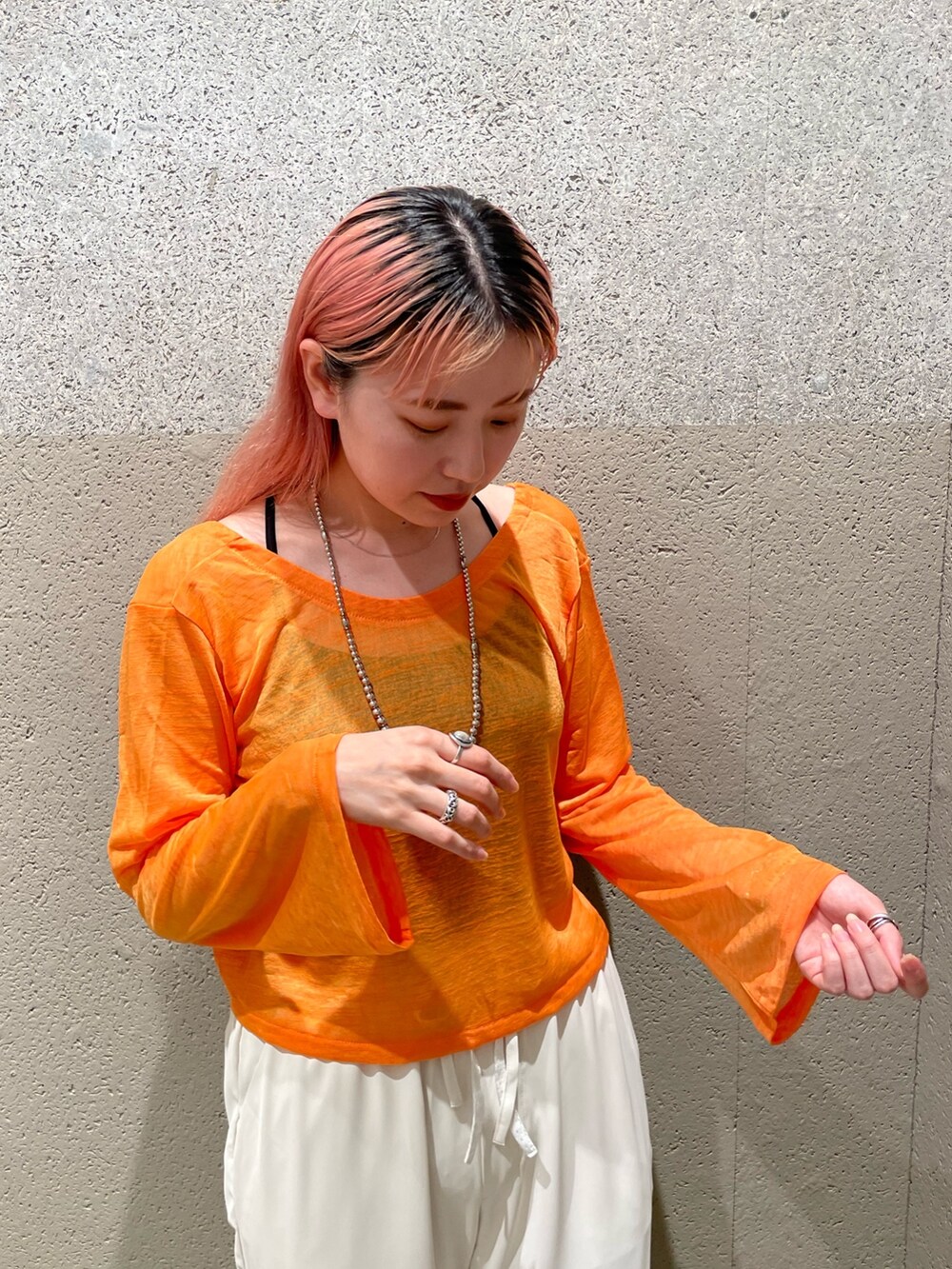 オレンジ系のカーディガン/ボレロ、ホワイト系のその他パンツ、ホワイト系のサンダルを着用したレディースの夏コーディネートの2枚目の写真