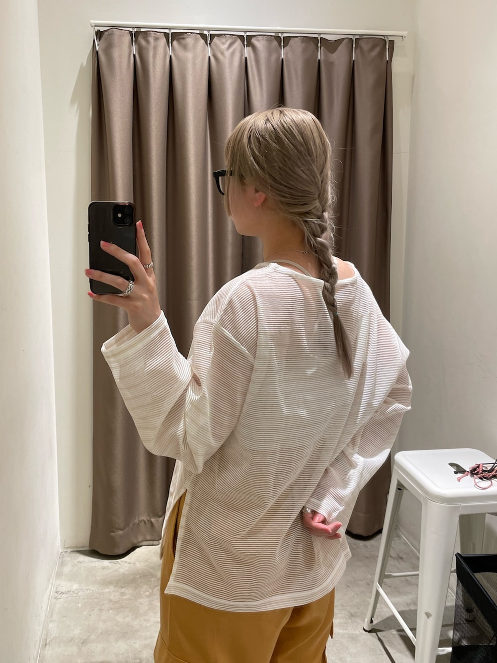 ホワイト系のTシャツ/カットソー、ブラック系のカーゴパンツを着用したレディースの春コーディネートの4枚目の写真