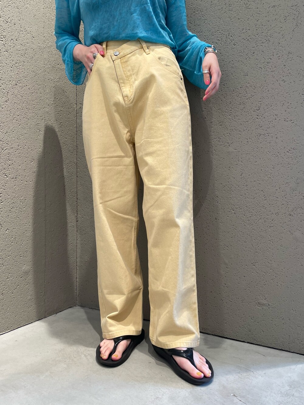 ホワイト系のベスト、ブルー系のTシャツ/カットソー、イエロー系のデニムパンツを着用したレディースの夏コーディネートの4枚目の写真