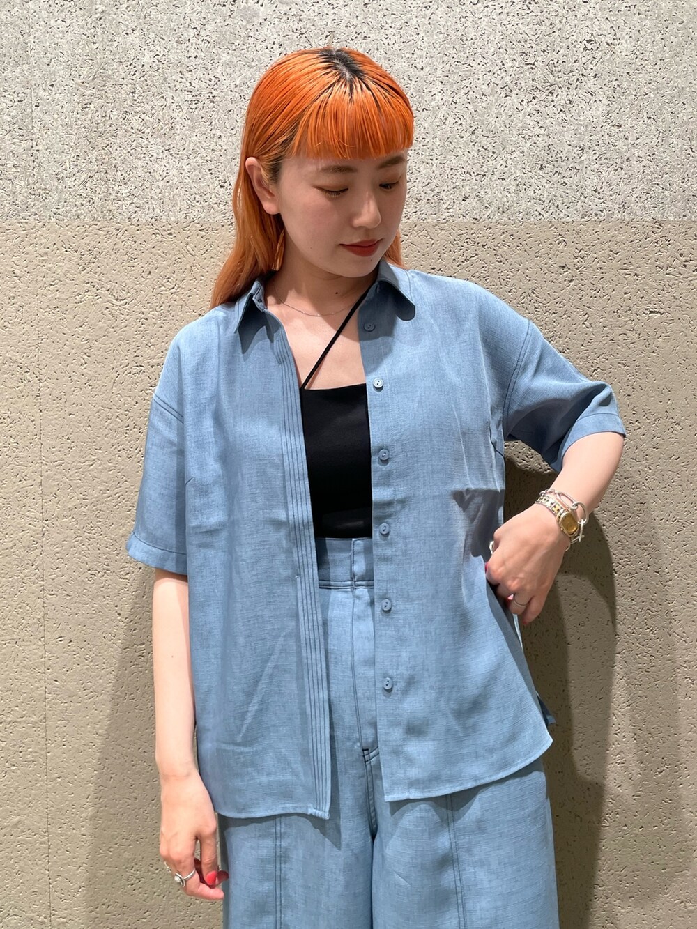 ブラック系のキャミソール、ブルー系のシャツ/ブラウス、ブルー系のその他パンツを着用したレディースの夏コーディネートの3枚目の写真