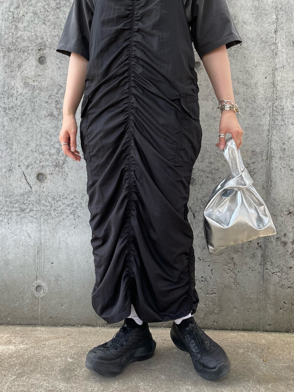 ブラック系のワンピース、グレー系のTシャツ/カットソー、シルバー系のトートバッグを着用したレディースの夏コーディネートの6枚目の写真