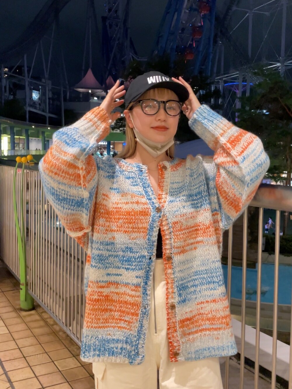 ホワイト系のカーディガン/ボレロ、ホワイト系のカーゴパンツを着用したレディースの秋コーディネートの2枚目の写真