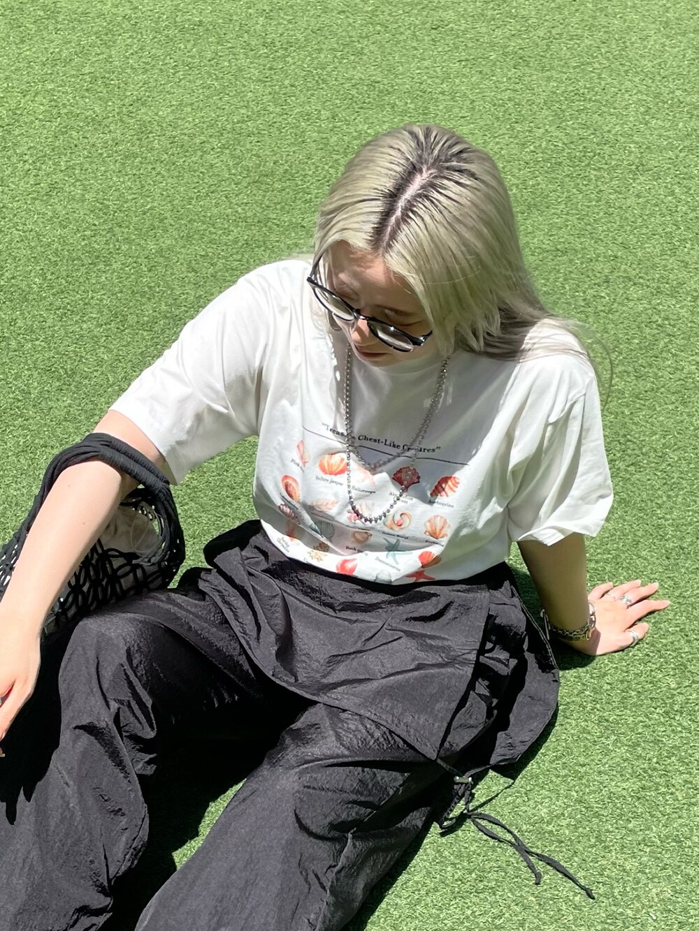 ホワイト系のTシャツ/カットソー、ブラック系のサロペット/オーバーオール、ブラック系のバッグを着用したレディースの夏コーディネートの3枚目の写真