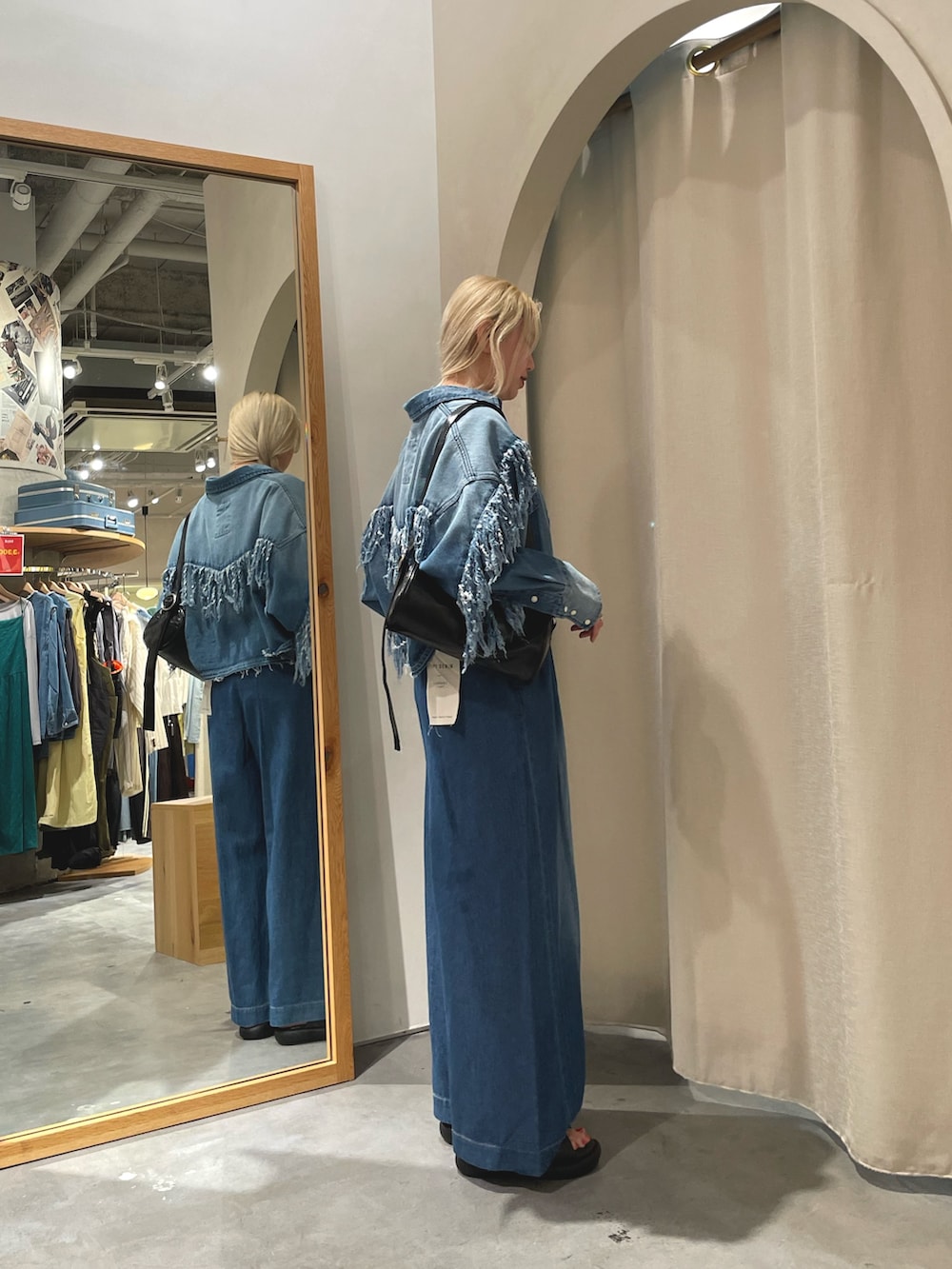 ブルー系のシャツ/ブラウス、ブルー系のデニムパンツ、ブラック系のサンダルを着用したレディースの夏コーディネートの3枚目の写真