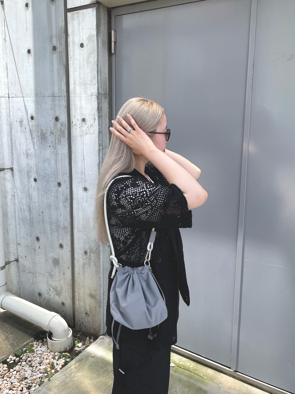 ブラック系のテーラードジャケット、グレー系のバッグ、ブラック系のサロペット/オーバーオールを着用したレディースの夏コーディネートの6枚目の写真