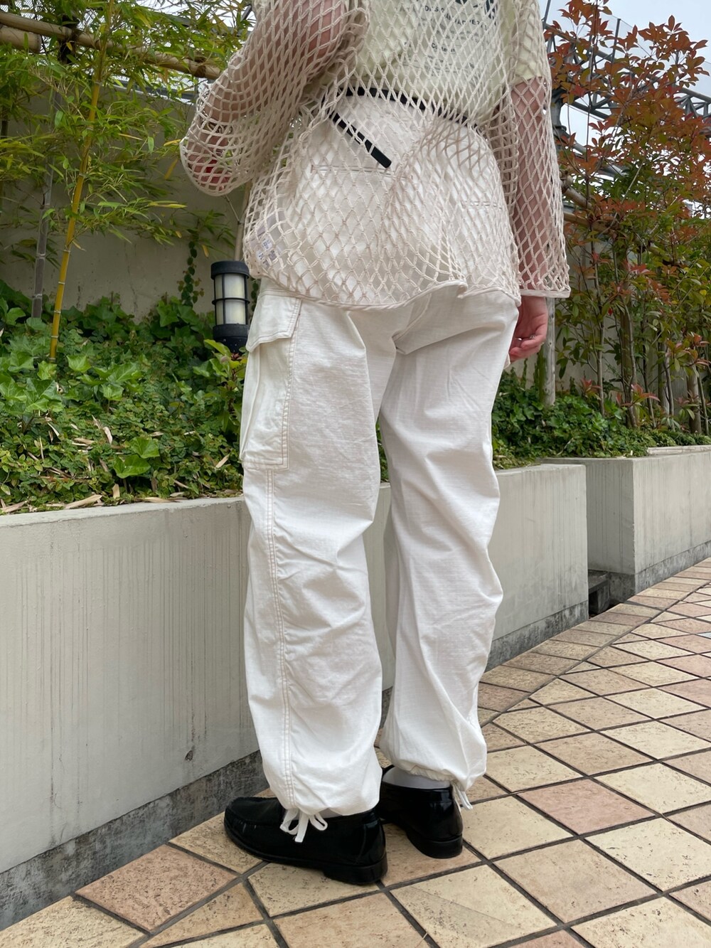 ホワイト系のTシャツ/カットソー、イエロー系のTシャツ/カットソー、ホワイト系のその他パンツを着用したレディースの夏コーディネートの5枚目の写真