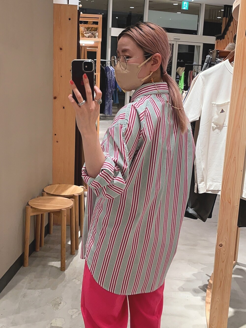 グリーン系のシャツ/ブラウス、ピンク系のその他パンツを着用したレディースの春コーディネートの3枚目の写真