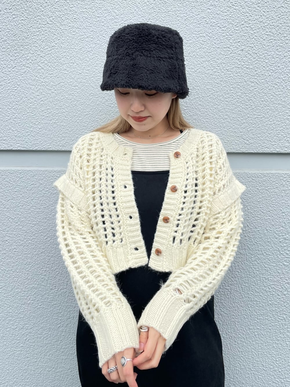「ニット、レイヤードスタイル、秋冬コーデ、大人カジュアル、ニットカーディガン、カーディガン、ショート丈トップス、キャミワンピ、バケットハット、ボア」｜「CIAOPANICのボアバケットハット（ハット、ブラック系）」を使った、saori shikiさん（レディース・158cm）の秋コーディネートの4枚目の写真