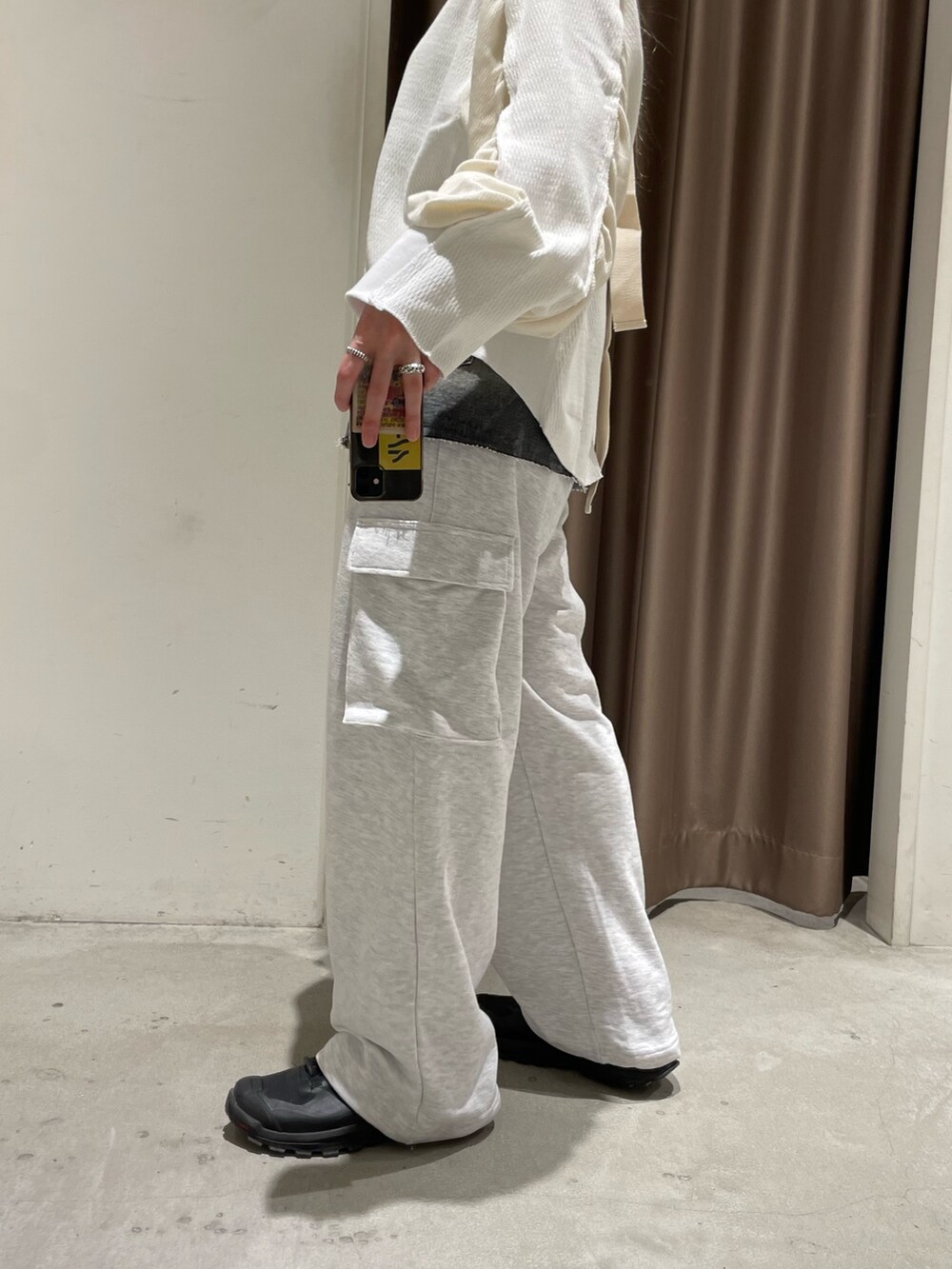 ホワイト系のTシャツ/カットソー、ブラック系のスカート、グレー系のパンツを着用したレディースの春コーディネートの6枚目の写真