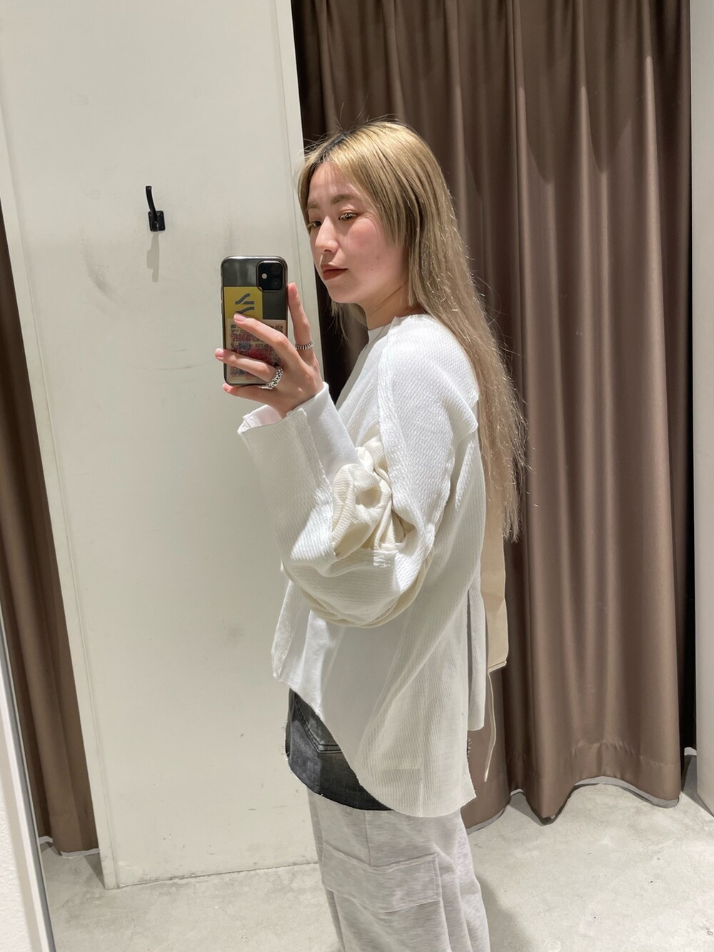 ホワイト系のTシャツ/カットソー、ブラック系のスカート、グレー系のパンツを着用したレディースの春コーディネートの4枚目の写真