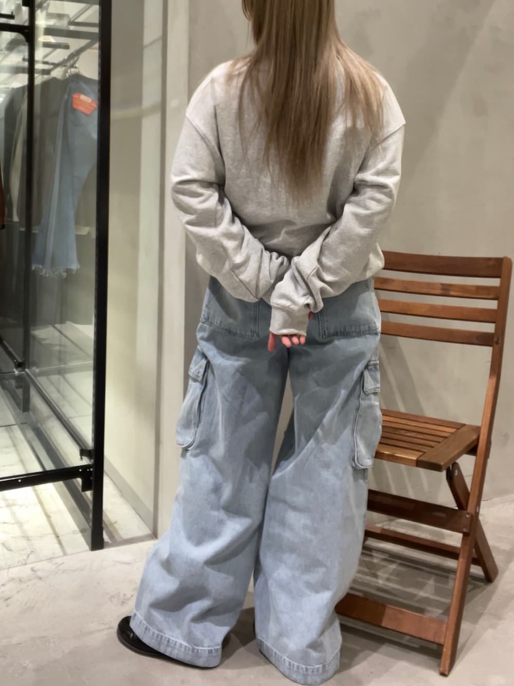 ブルー系のベスト、グレー系のスウェット、ブルー系のカーゴパンツを着用したレディースの冬コーディネートの7枚目の写真