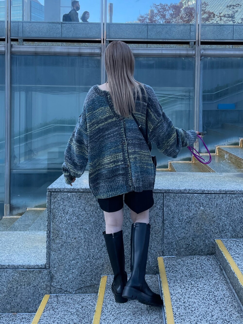 グレー系のカーディガン/ボレロ、ブラック系のその他パンツ、ブラック系のブーツを着用したレディースの冬コーディネートの4枚目の写真