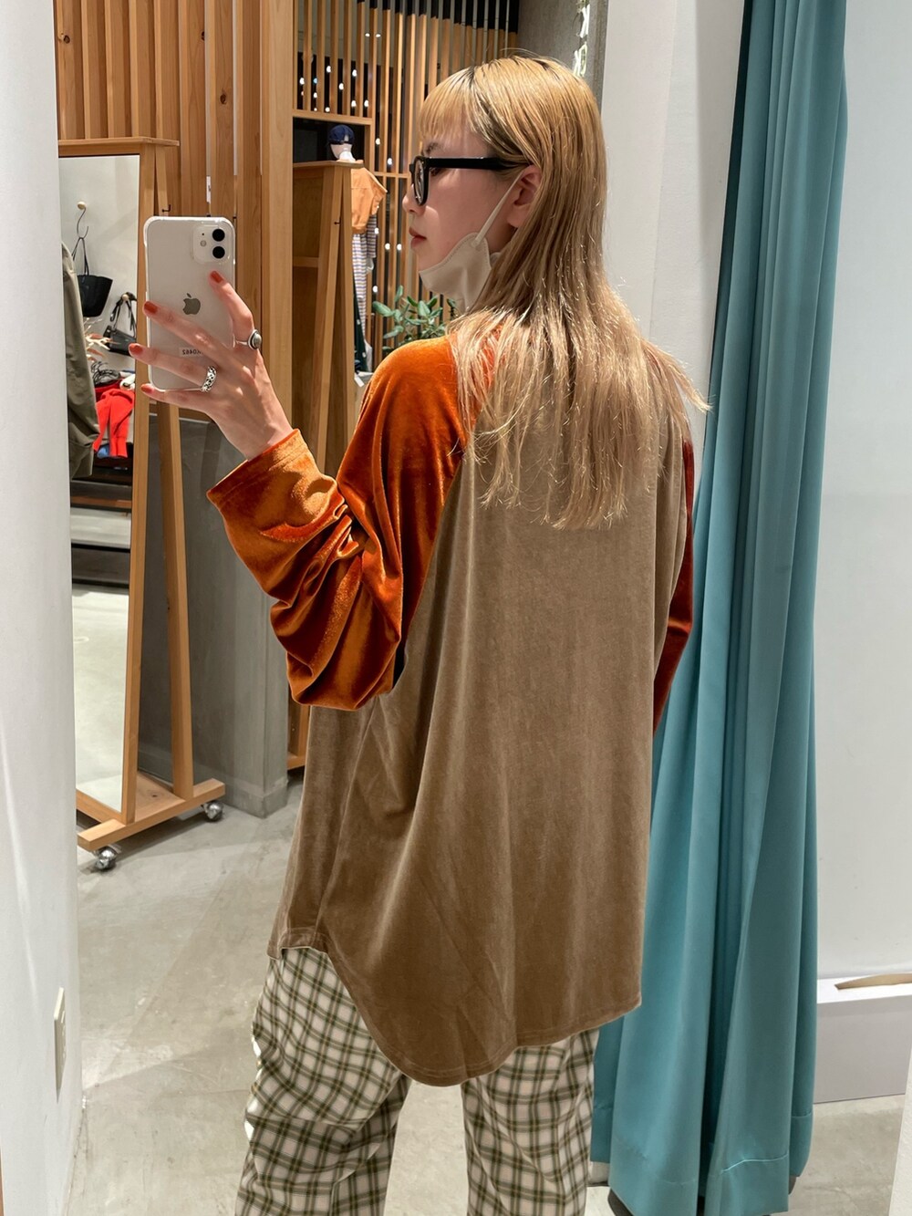 オレンジ系のTシャツ/カットソーを着用したレディースの秋コーディネートの4枚目の写真