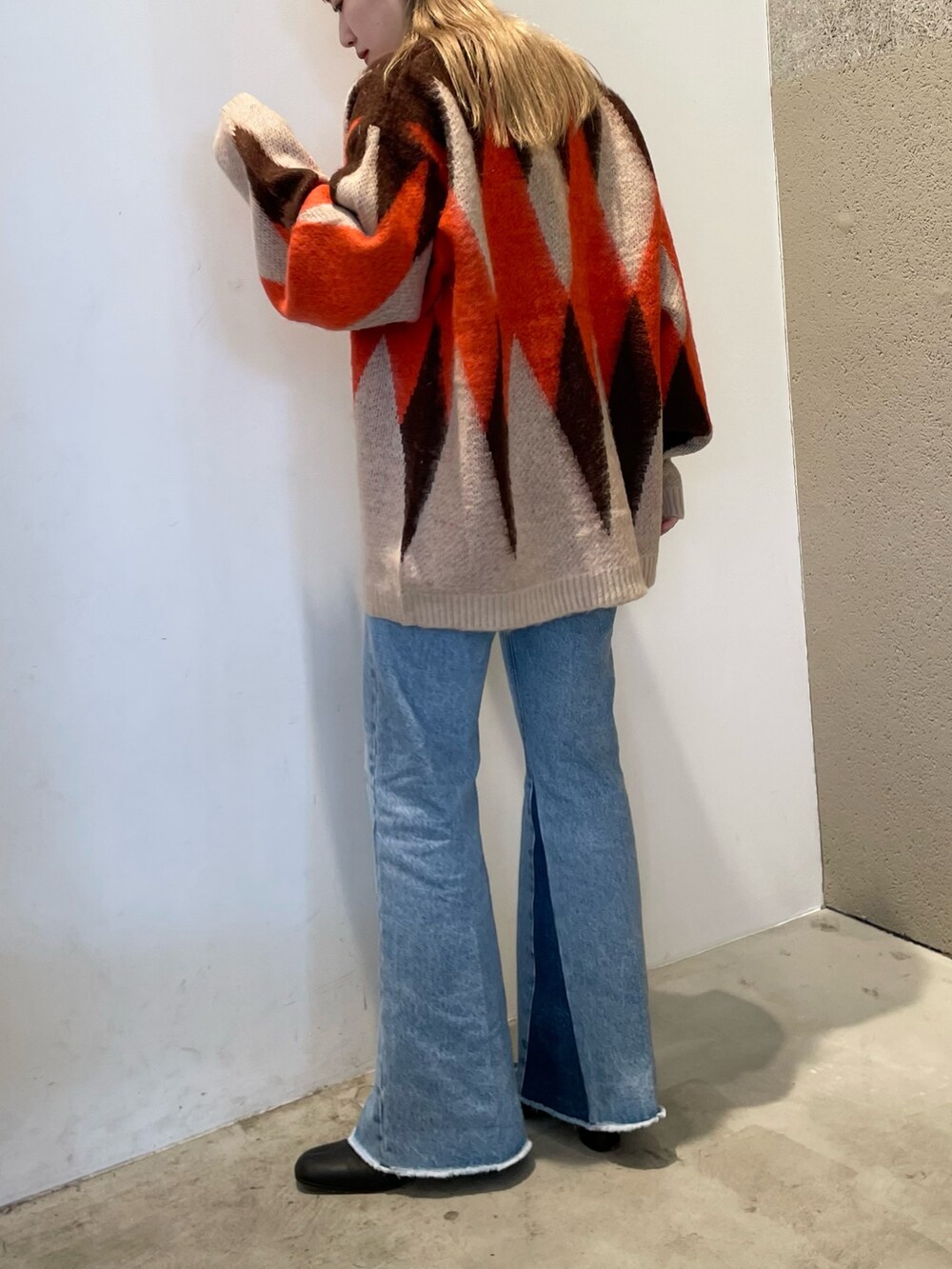 ホワイト系のカーディガン/ボレロ、ブルー系のデニムパンツを着用したレディースの秋コーディネートの2枚目の写真