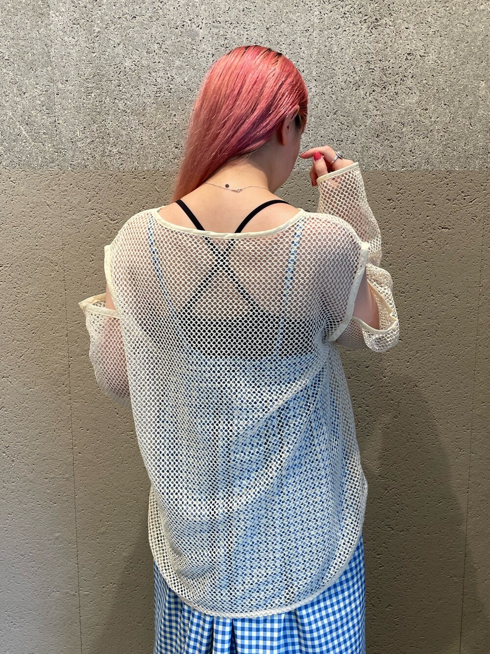 ホワイト系のTシャツ/カットソー、ブルー系のワンピース、ベージュ系のスニーカーを着用したレディースの夏コーディネートの4枚目の写真