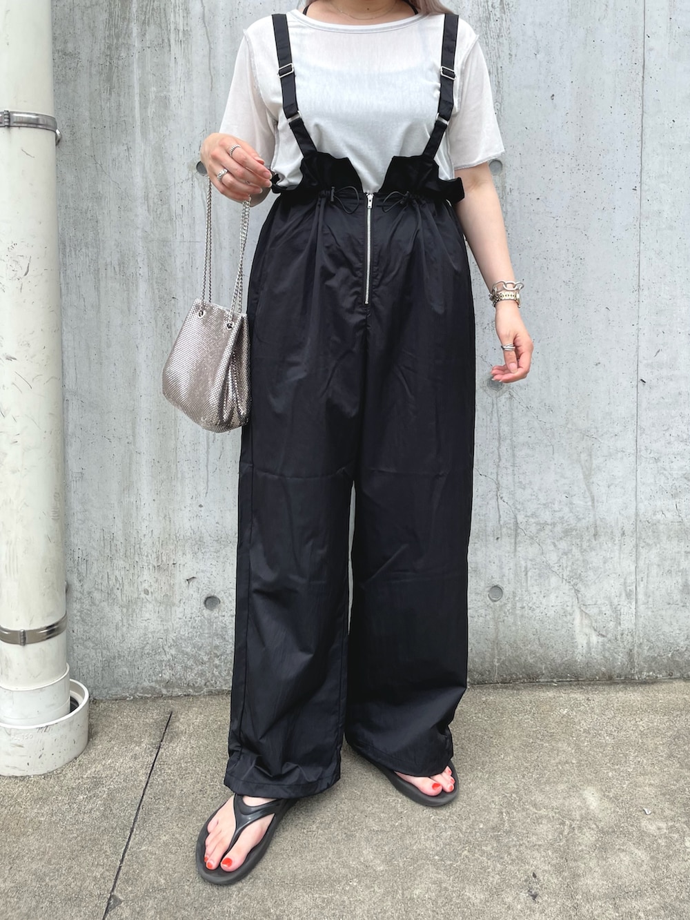 ホワイト系のTシャツ/カットソー、ブラック系のサロペット/オーバーオールを着用したレディースの夏コーディネートの2枚目の写真