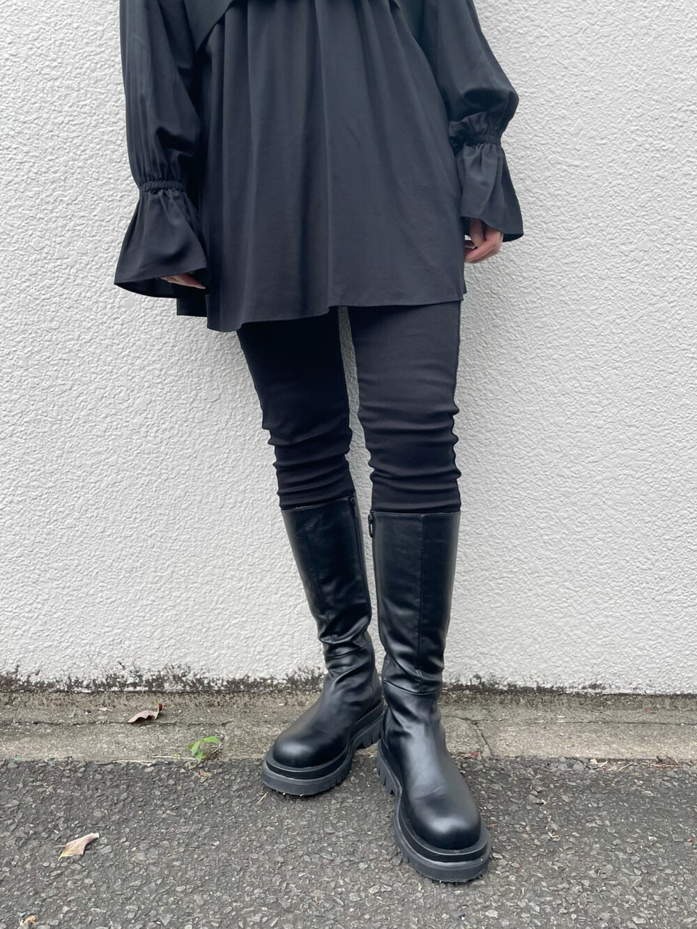 ブラック系のベスト、ブラック系のシャツ/ブラウス、ブラック系のデニムパンツを着用したレディースの秋コーディネートの5枚目の写真