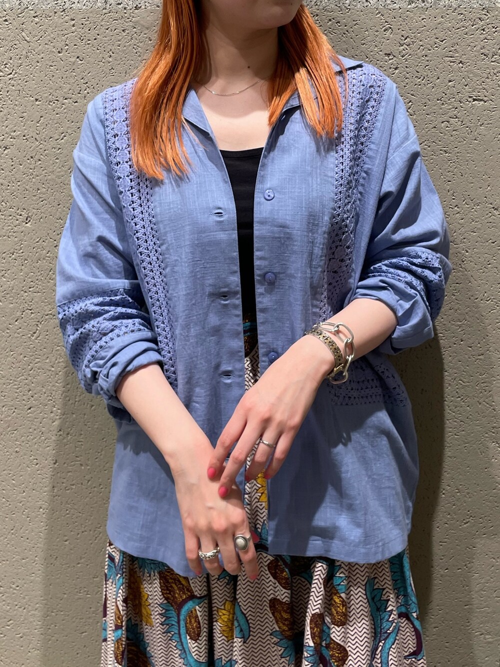 ブルー系のシャツ/ブラウス、ホワイト系のスカート、ベージュ系のかごバッグを着用したレディースの夏コーディネートの3枚目の写真