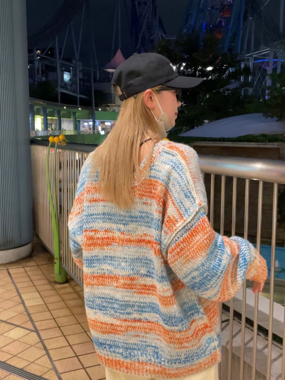 ホワイト系のカーディガン/ボレロ、ホワイト系のカーゴパンツを着用したレディースの秋コーディネートの4枚目の写真