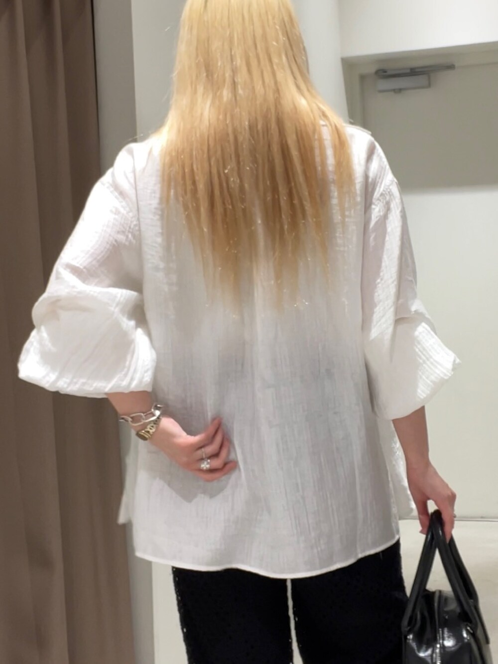 グリーン系のジャケット/アウター、ホワイト系のシャツ/ブラウス、ブラック系のその他パンツを着用したレディースの春コーディネートの9枚目の写真