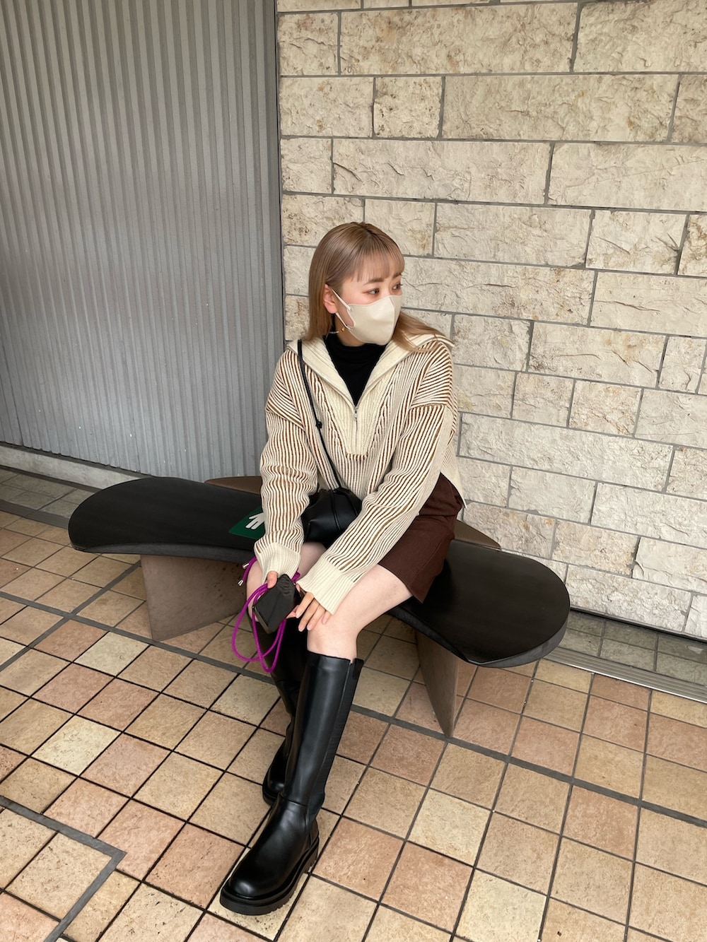 ベージュ系のニット/セーター、ブラウン系のその他パンツ、ブラック系のブーツを着用したレディースの秋コーディネートの2枚目の写真