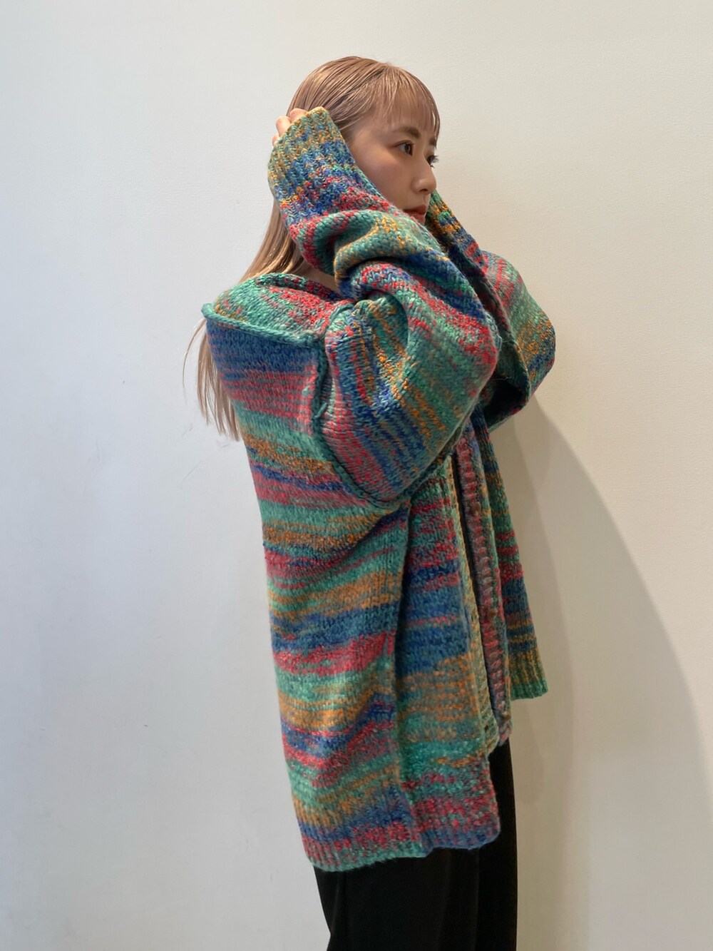 グリーン系のカーディガン/ボレロ、ブラック系のワンピース、ブルー系のショルダーバッグを着用したレディースの秋コーディネートの6枚目の写真