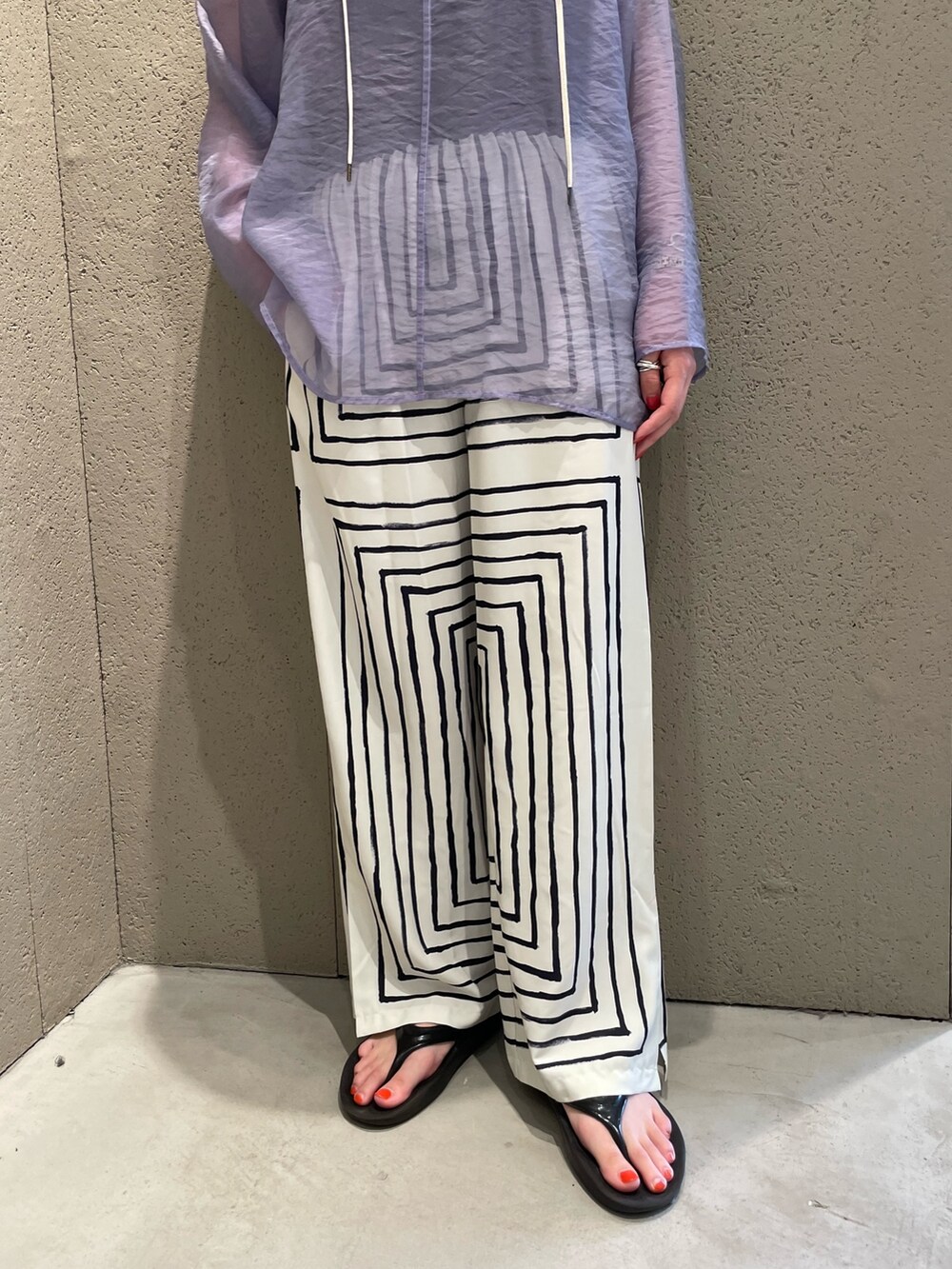 パープル系のシャツ/ブラウス、ホワイト系のその他パンツ、ホワイト系のハットを着用したレディースの夏コーディネートの5枚目の写真