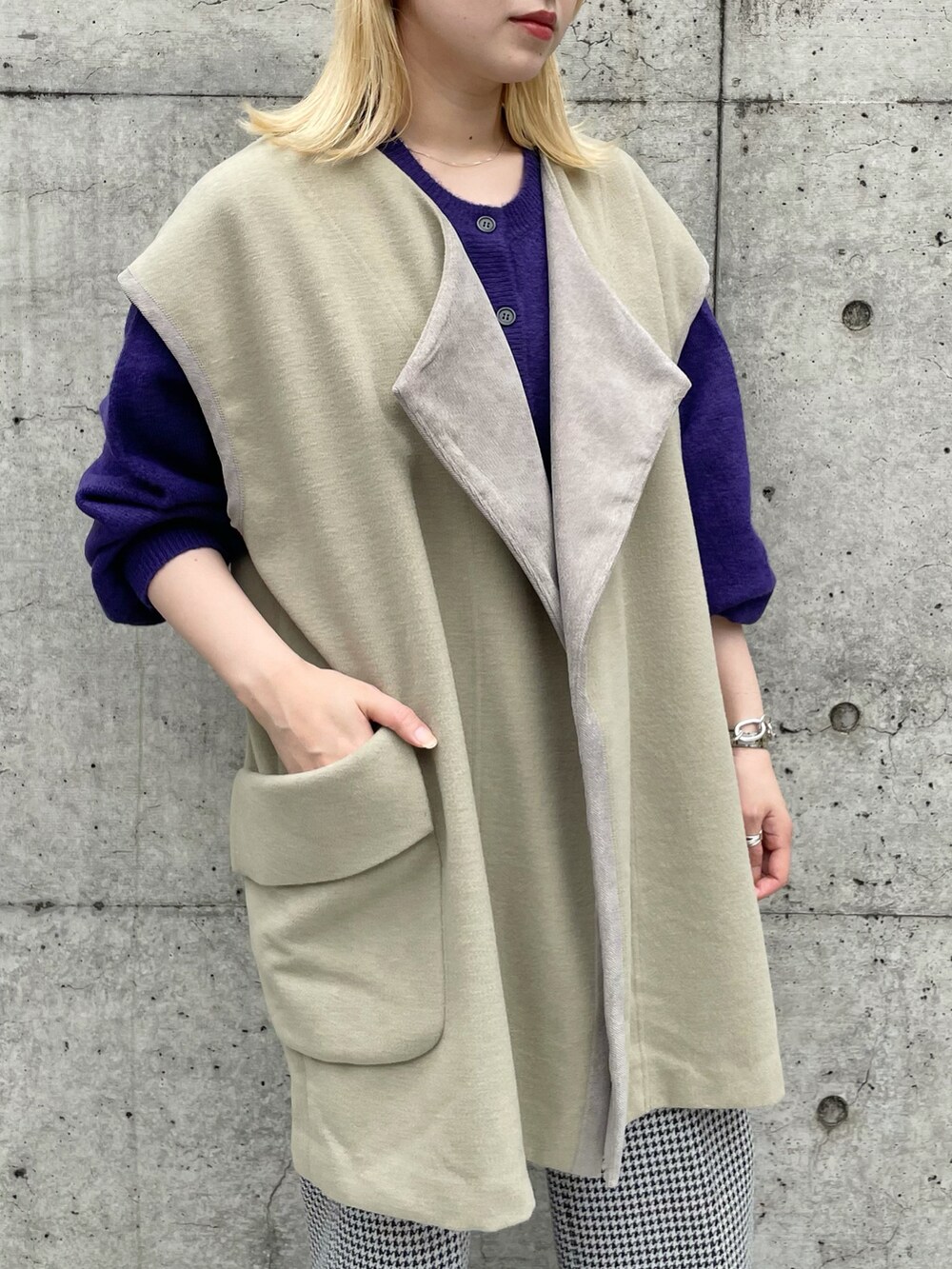 ベージュ系のベスト、パープル系のカーディガン/ボレロ、ブラック系のパンツを着用したレディースの秋コーディネートの4枚目の写真