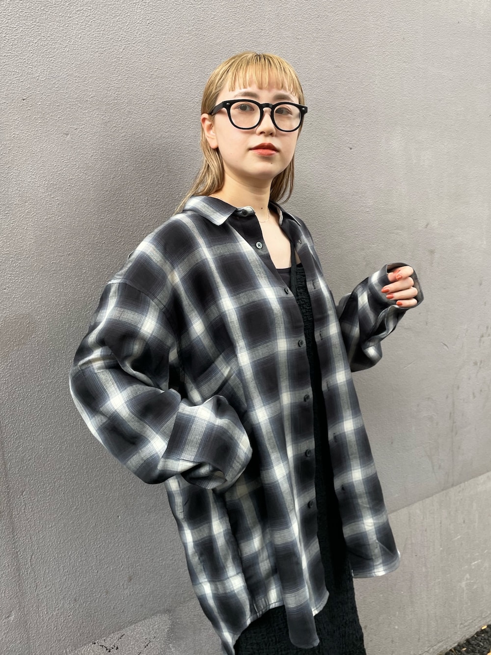 ブラック系のシャツ/ブラウス、ブラック系のワンピース、ベージュ系のスニーカーを着用したレディースの秋コーディネートの3枚目の写真