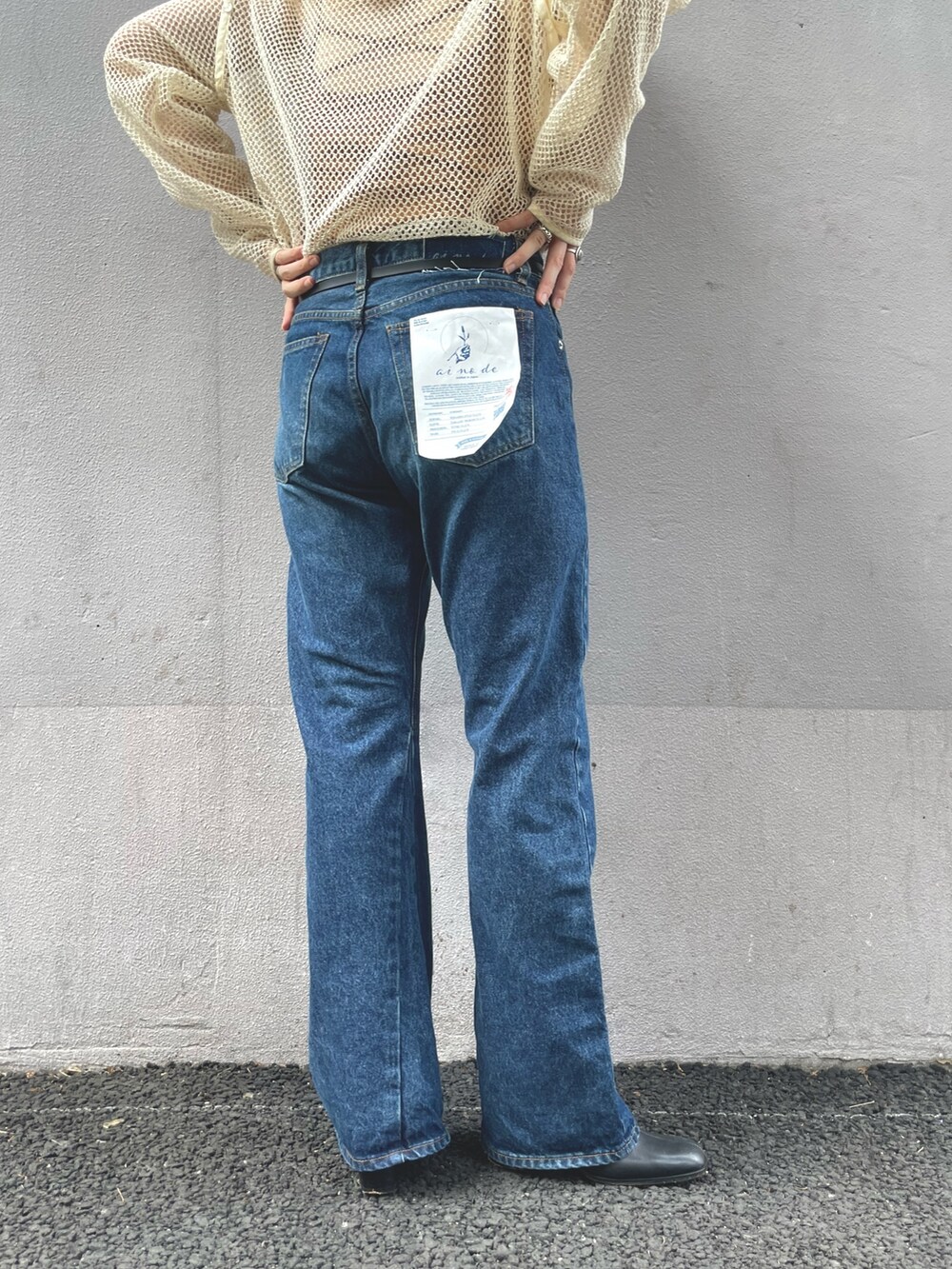 ホワイト系のTシャツ/カットソー、ブルー系のデニムパンツ、ブラック系のトートバッグを着用したレディースの夏コーディネートの5枚目の写真