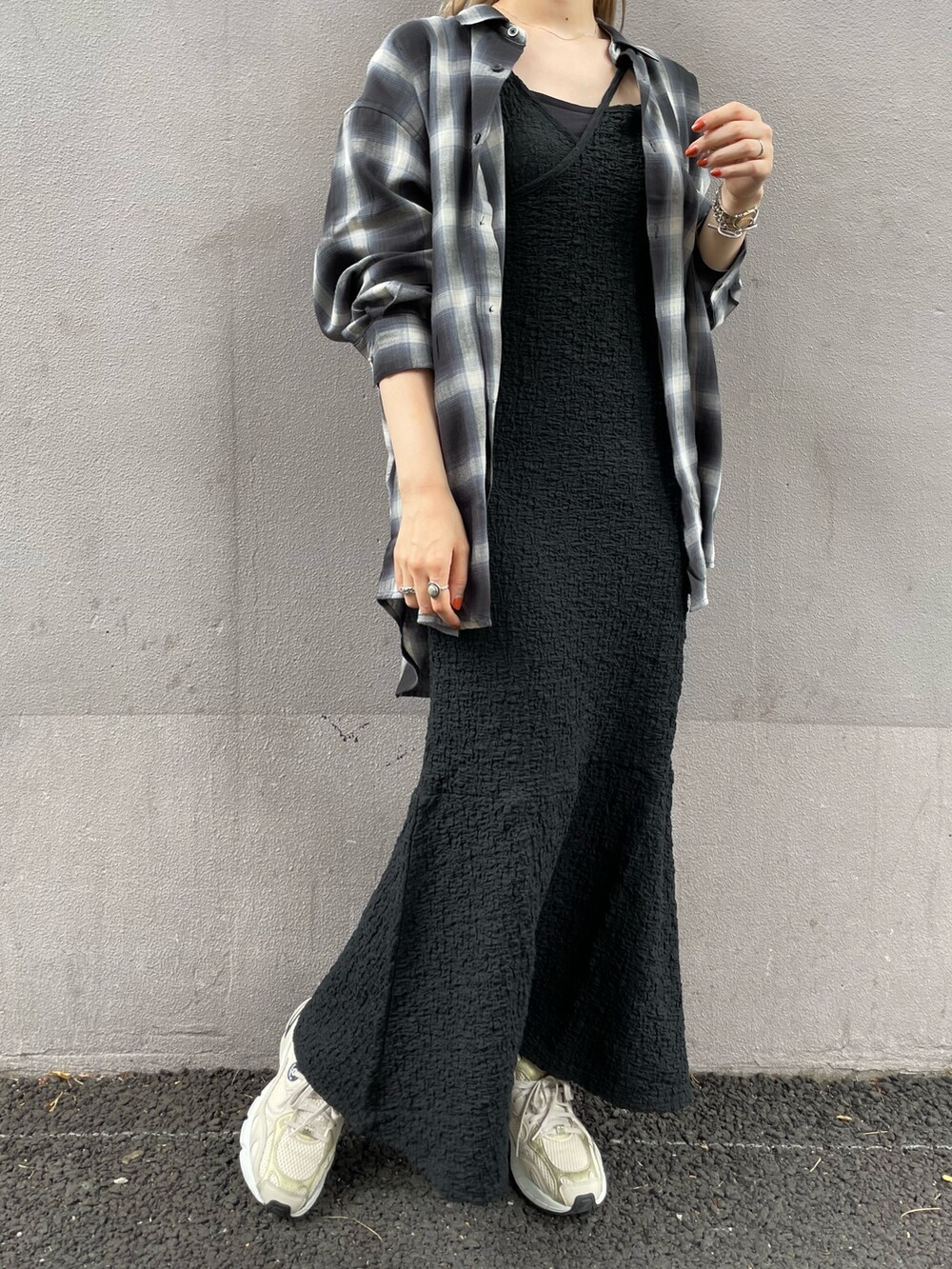 ブラック系のシャツ/ブラウス、ブラック系のワンピース、ベージュ系のスニーカーを着用したレディースの秋コーディネートの5枚目の写真