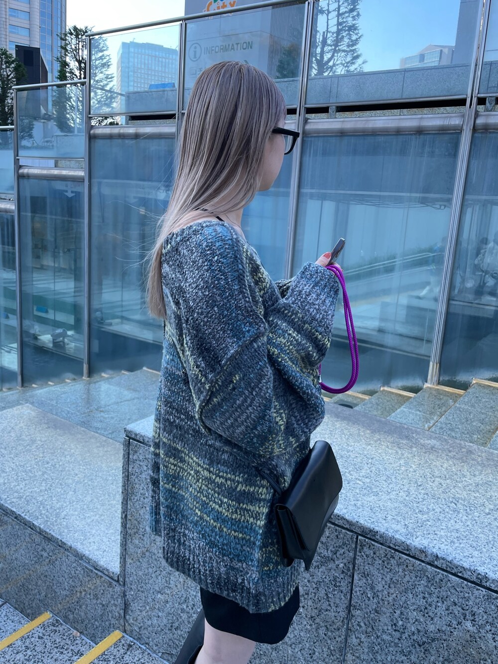 グレー系のカーディガン/ボレロ、ブラック系のその他パンツ、ブラック系のブーツを着用したレディースの冬コーディネートの7枚目の写真