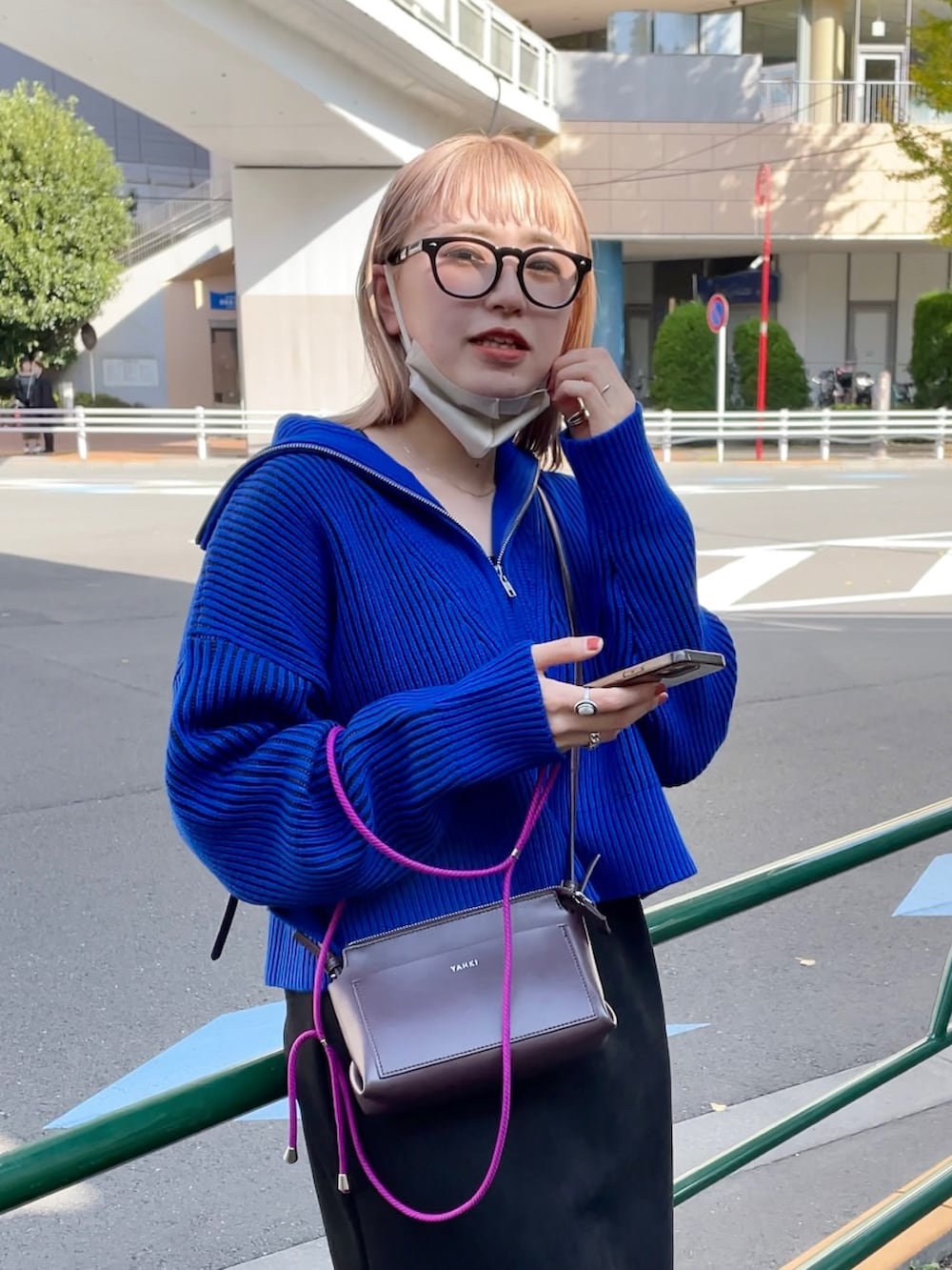 ブルー系のニット/セーター、ブラック系のワンピース、ブラック系のブーツを着用したレディースの秋コーディネートの2枚目の写真