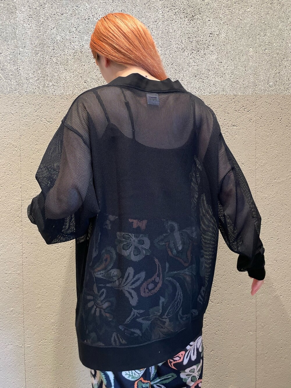 ブラック系のカーディガン/ボレロ、ブラック系のその他パンツ、ブラック系のサンダルを着用したレディースの夏コーディネートの4枚目の写真