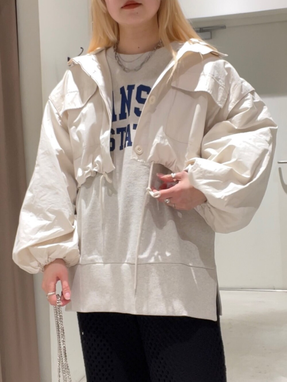 ホワイト系のジャケット/アウター、ホワイト系のスウェット、ブラック系のその他パンツを着用したレディースの春コーディネートの3枚目の写真