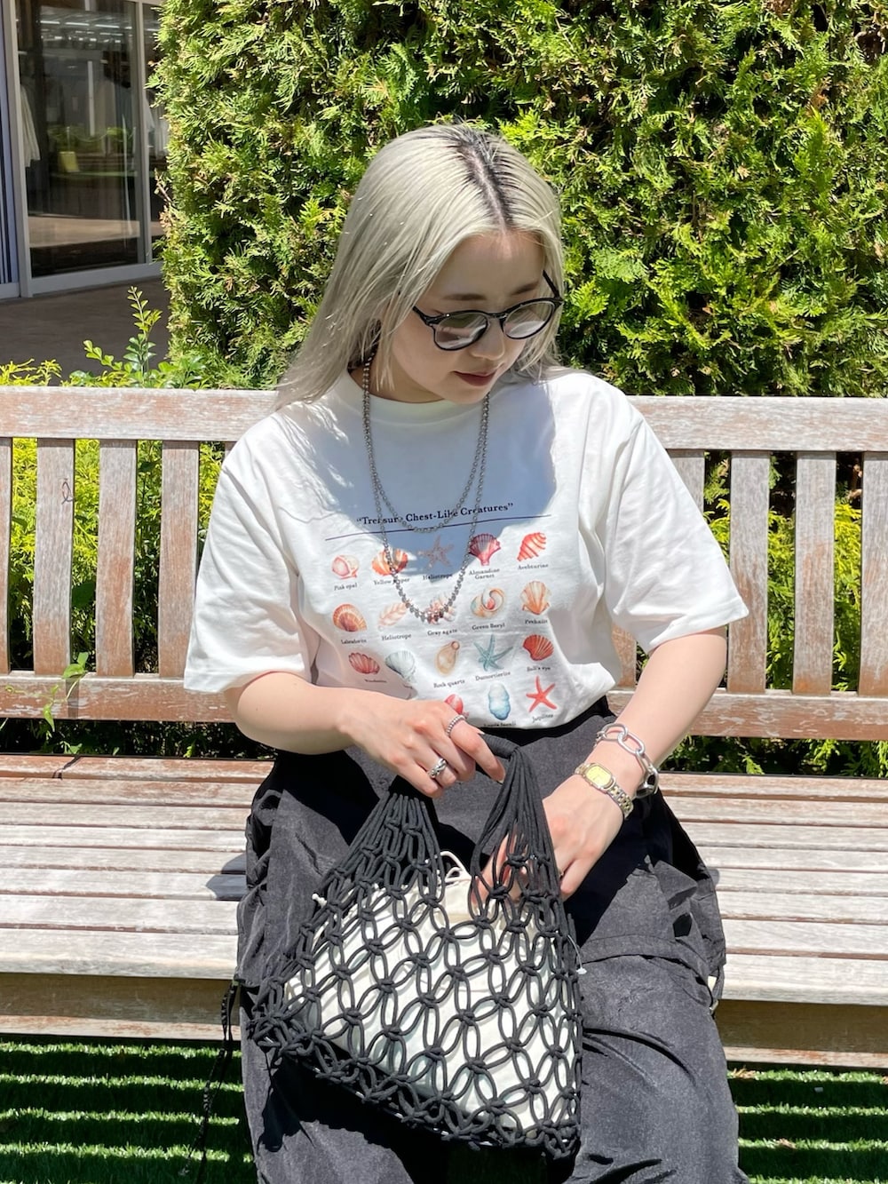 ホワイト系のTシャツ/カットソー、ブラック系のサロペット/オーバーオール、ブラック系のバッグを着用したレディースの夏コーディネートの5枚目の写真