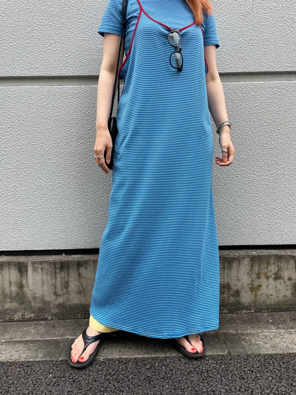 ブルー系のワンピース、ブラック系のショルダーバッグ、イエロー系のその他パンツを着用したレディースの夏コーディネートの5枚目の写真