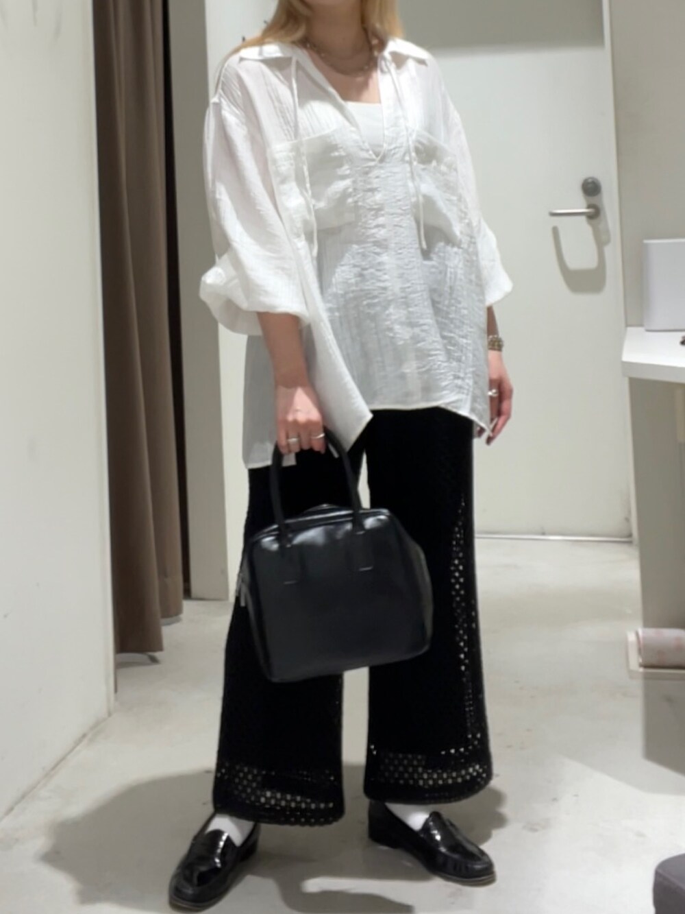 グリーン系のジャケット/アウター、ホワイト系のシャツ/ブラウス、ブラック系のその他パンツを着用したレディースの春コーディネートの10枚目の写真