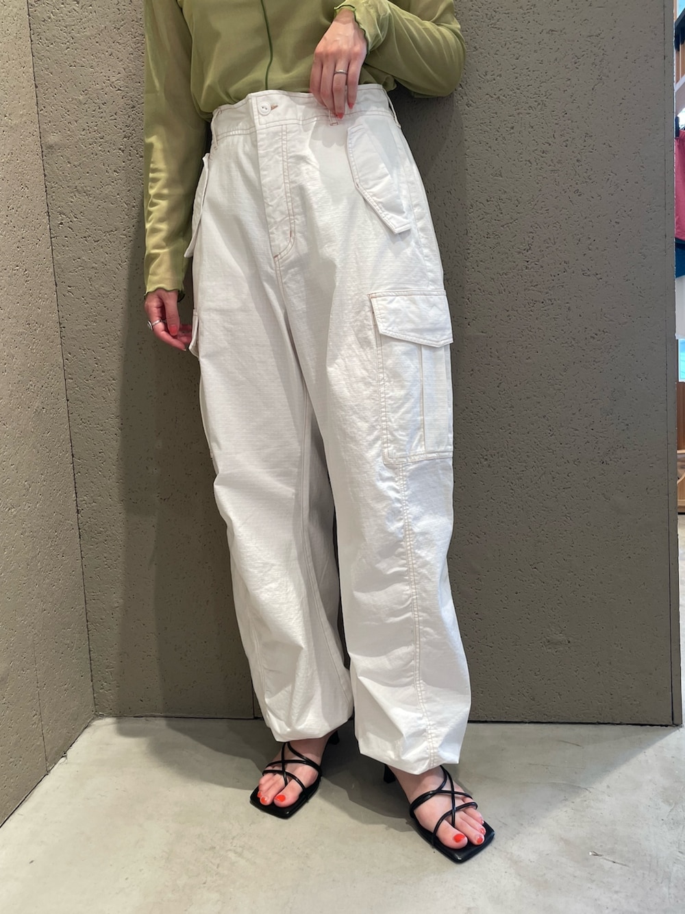 ホワイト系のベスト、グリーン系のTシャツ/カットソー、ホワイト系のその他パンツを着用したレディースの夏コーディネートの4枚目の写真
