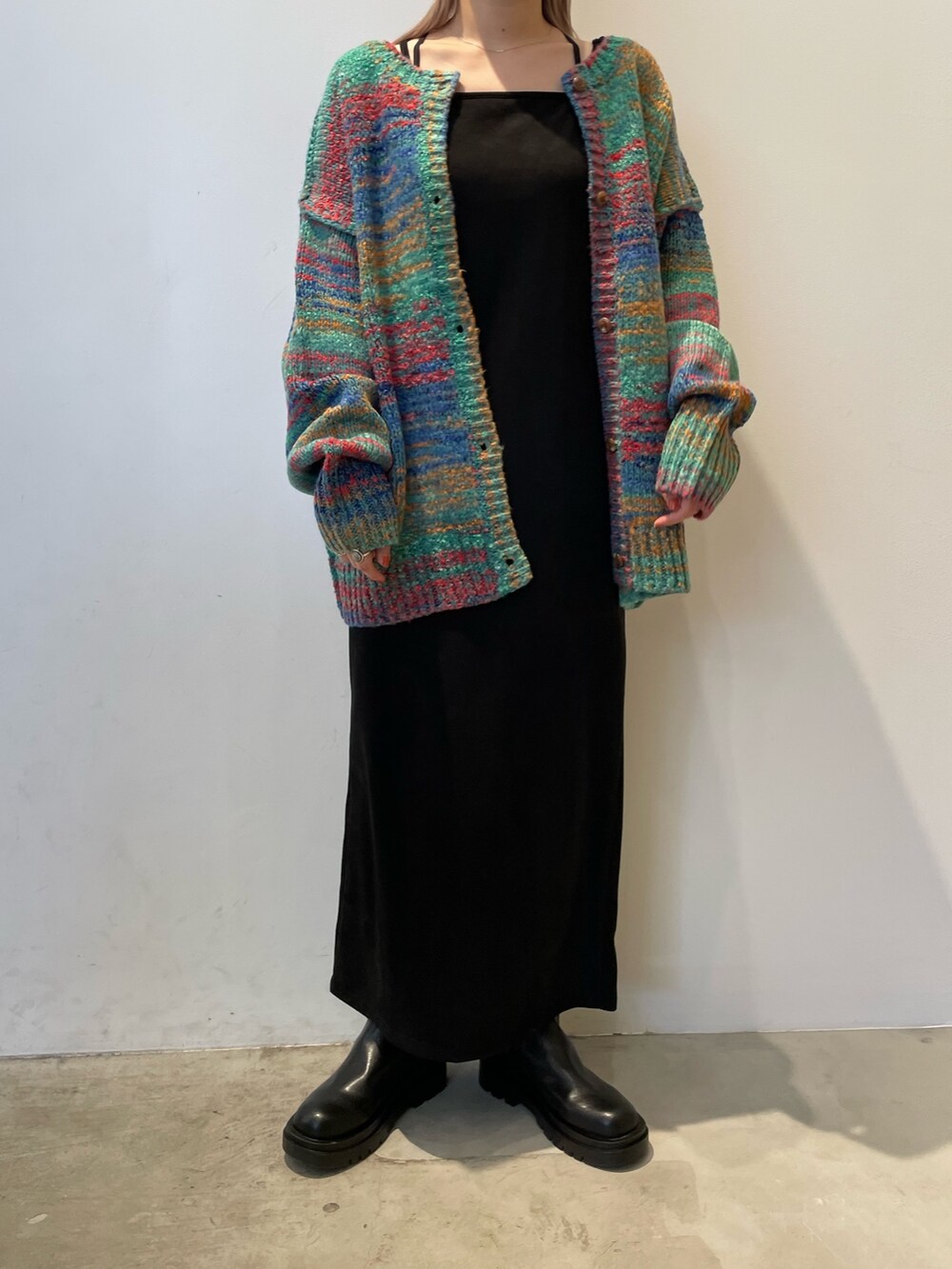 グリーン系のカーディガン/ボレロ、ブラック系のワンピース、ブルー系のショルダーバッグを着用したレディースの秋コーディネートの8枚目の写真