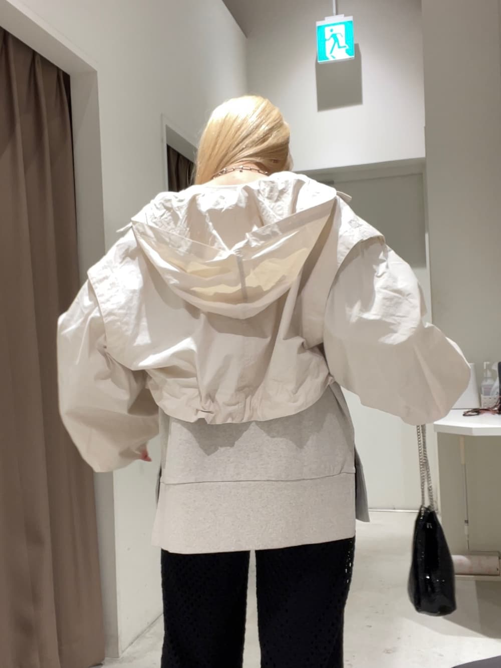 ホワイト系のジャケット/アウター、ホワイト系のスウェット、ブラック系のその他パンツを着用したレディースの春コーディネートの5枚目の写真